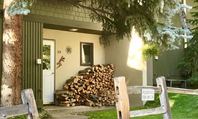 Vail Casa | Completamente actualizado, hermosa casa adosada en la línea de autobuses de Vail