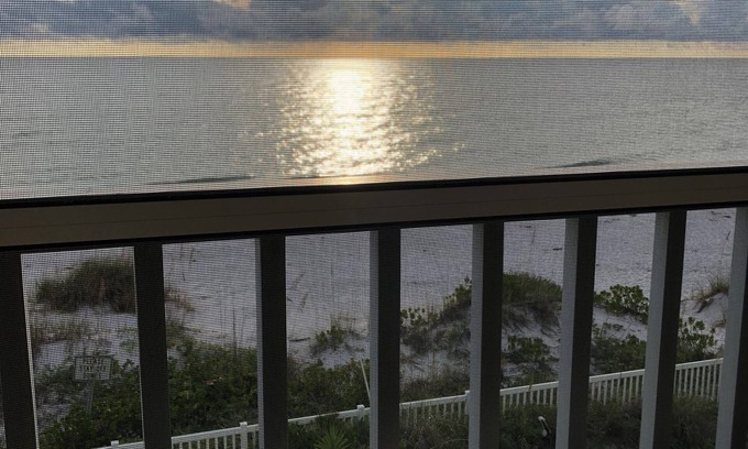 Bradenton Beach Condominio | Fully updated Direct Beachfront 2 bed, 2 full bath condo w/heated beachside pool