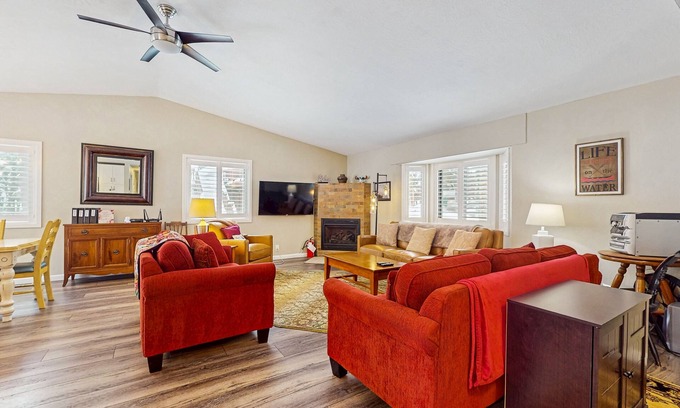 Ridgewood Casa | Fully updated home near the lake with full kitchen & free WiFi