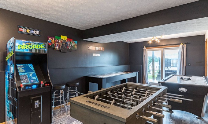 Dry Ridge Casa | Fun 3 Bedroom Home with Gameroom near Ark!!