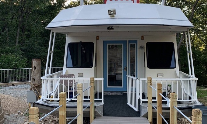 Omaha Alquiler De Eote | FUN! BOAT Cabin w/ Private hot tub quiet outdoor space. Cricket Marina & Branson