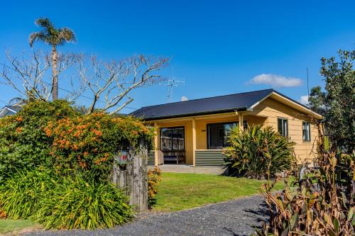 Waihi Beach Casa | Fun Family Bach, close to beach and shops!