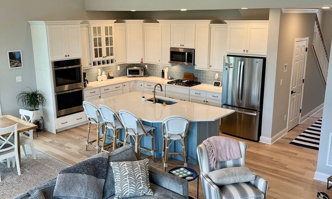 Cedar Neck Casa | Fun family vacation spot! 4 Bedrooms, Screened in Back Porch, Large Family Room.