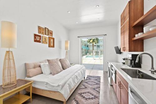 Roosevelt Apartamento | Funky Pool Side Cabana in DTPHX