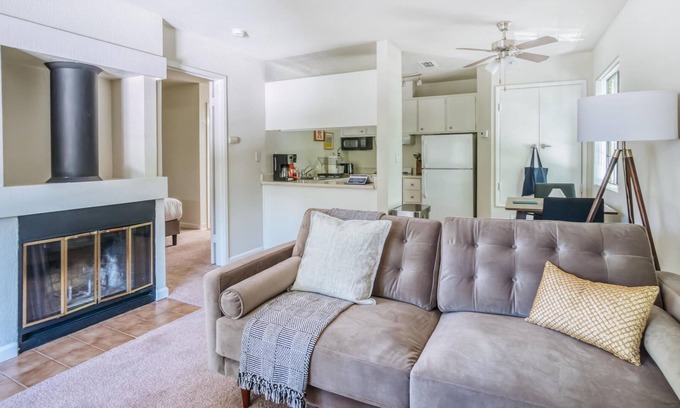 Walnut Creek Apartamento | Furnished 1BR in Walnut Creek, Pool + Pet-Friendly