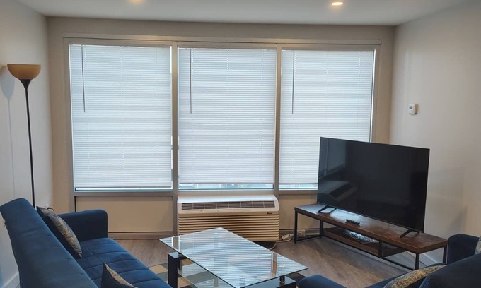 Downtown Hartford Apartamento | Furnished 2BED Apartment in delightful Hartford with AC, fitness room, and Pool