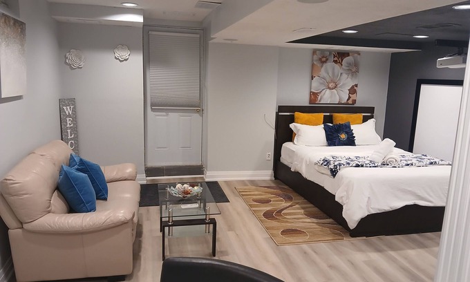 Lisgar Apartamento | furnished basement studio, with1 queen bed, a kitchenette, and 1 bathroom.