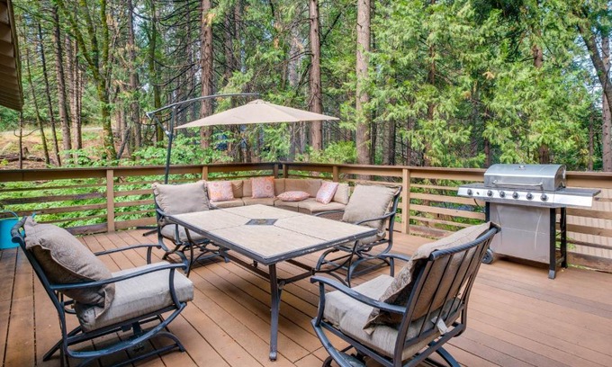 Arnold Casa | Furnished Deck Secluded Arnold Cabin Rental!
