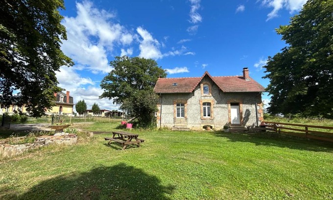 Chazemais Casa | Gîte chaumière château de la Bouchatte