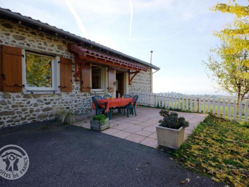 Saint-Heand Casa | Gîte de charme à Saint-Héand avec vue sur les Monts du Forez - FR-1-496-130