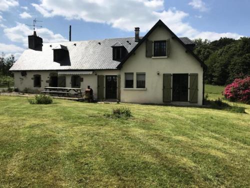 Saint-Merd-de-Lapleau Apartamento | Gîte de France Le rouzeyrol 3 épis - Gîte de France 12 personnes MAE-9674