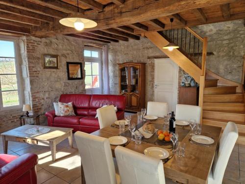 Charroux Casa | Gîte en pierre à Charroux avec piscine, idéal pour familles et amis - FR-1-489-567