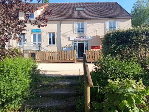 Louroux-de-Bouble Casa | Gîte familial à Louroux, animaux acceptés, terrasse, proche nature - FR-1-489-569