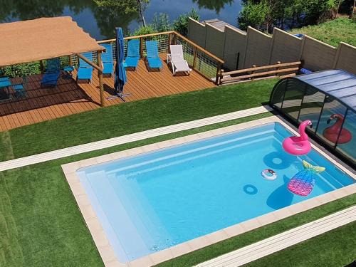 La Fleche Casa | Gîte familial avec piscine privative chauffée, terrasse sur le Loir et proche du Zoo de La Flèche - FR-1-410-329
