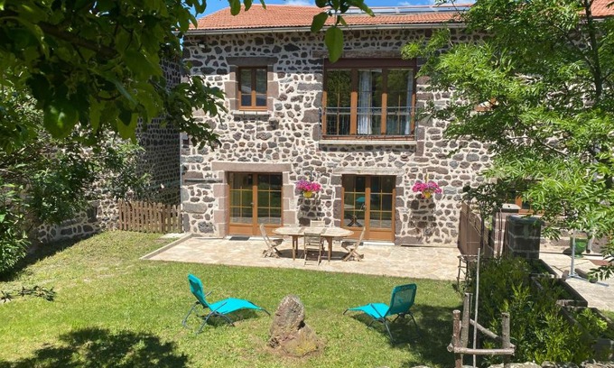 Saint-Christophe-sur-Dolaison Casa | Gîte à la ferme à Saint-Christophe-sur-Dolaison avec terrasse et chambres privatives - FR-1-582-284