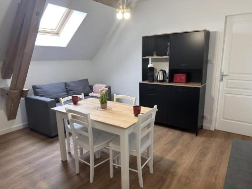 Saint-Bonnet-de-Four Casa | Gîte Jaune : Évasion Nature avec Animaux et Confort Inclus - FR-1-489-560