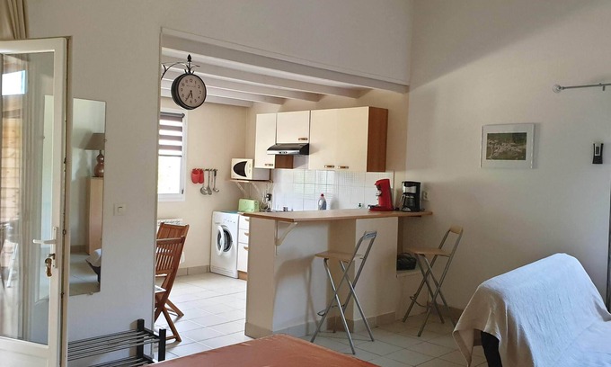 Saint-Maurice-d'Ibie Cabaña | Gîte Julie 3 étoiles-Gîte-Familiar-Baño tipo “wet room”-Vista al campo