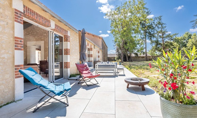 Sainte-Cecile Cabaña | Gîte 'La Longère cerca del Puy du Fou' con terraza privada, jardín compartido y Wi-Fi