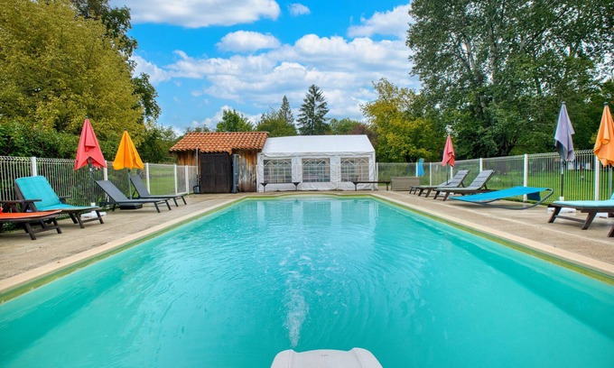 Varaignes Casa | Gîte Le Martin Pêcheur - Domaine l'Étang des Mirandes con piscina compartida