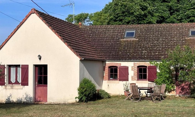 Toulon-sur-Allier Casa | Gîte paisible près de Moulins avec jardin, poêle à bois et parking - FR-1-489-463