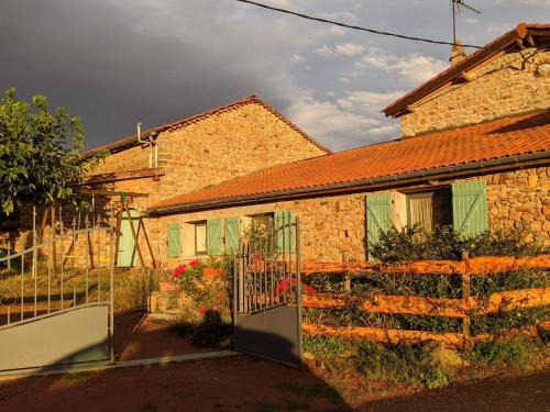 Neulise Casa | Gîte rural confortable avec terrasse, proche de Roanne - FR-1-496-376