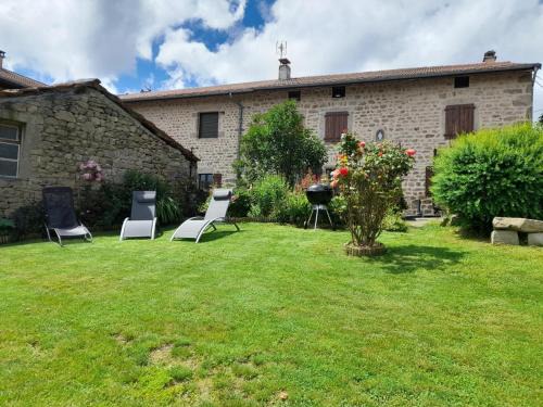Chalmazel-Jeansagniere Casa | Gîte rustique rénové à Chalmazel avec grande capacité et jardin - FR-1-496-249
