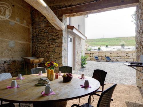 Panissieres Casa | Gîte spacieux avec fibre et terrasse, à la ferme près de Panissières - FR-1-496-367