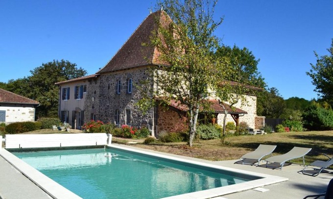 Esse Casa | Gîte spacieux avec piscine privative, grand jardin et équipements bébé en Charente Limousine - FR-1-653-67
