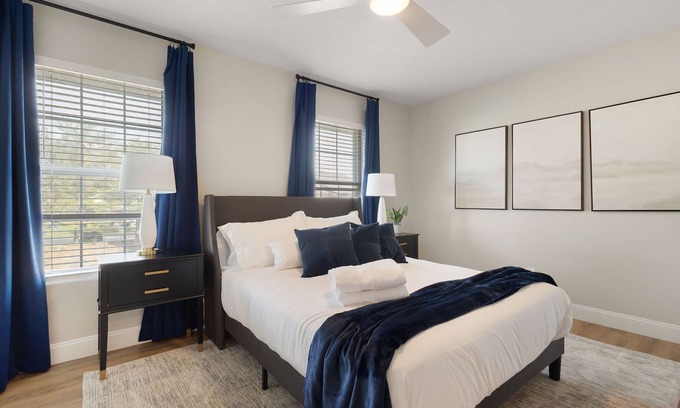 Northeast South Bend Casa | Game Day HQ! 3 Level 5BR Townhome for 10 --> 5 min drive to Notre Dame Events