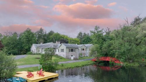 Palenville Casa | Game Farm Villa by AvantStay 10BDR Private Pond Spa Pool Family-Friendly