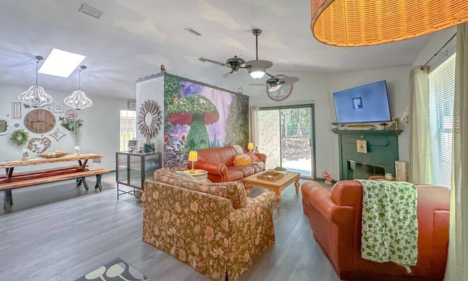 Tallahassee Casa | Game Room-Dogs-Fence yrd- King Bed