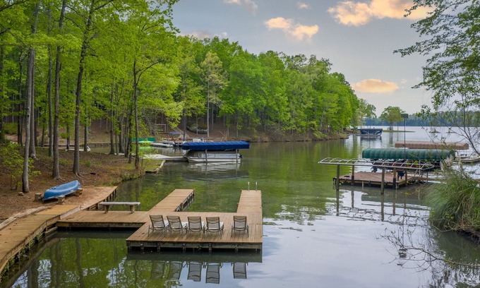 Lake Oconee Casa | GAME ROOM, QUIET COVE & DOCK! LAKEFRONT! SLEEPS 16