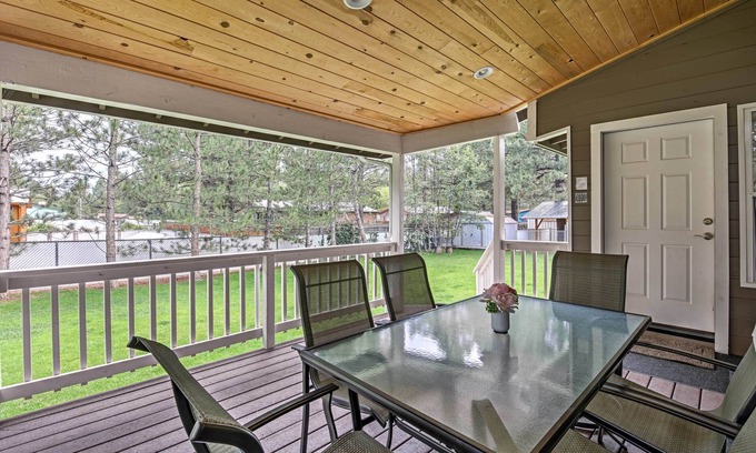 Pinetop-Lakeside Casa | Lakeside Home w / Sala de juegos, patio, terraza y chimenea!