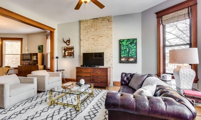 Logan Square Apartamento | Garage Parking - Vintage Charm - and a Fabulous Location! Easily Enjoy the Best of Chicago! by AllSet Turnover
