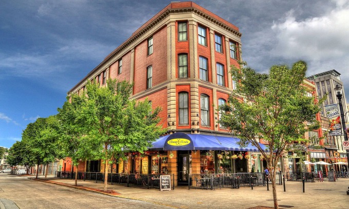 Downtown Knoxville Apartamento | La mejor vista para pasar por alto Market Square Stage y la excelente ubicación en el centro de la ciudad.