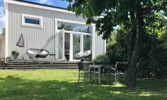 Edsberg Cabina | Garden view by lake - near nature, city & airport