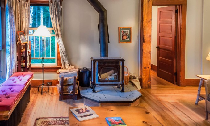 Meacham Cabina | Cabaña de madera-Baño en la habitacion-Vista al bosque-Gardeners Pet Friendly