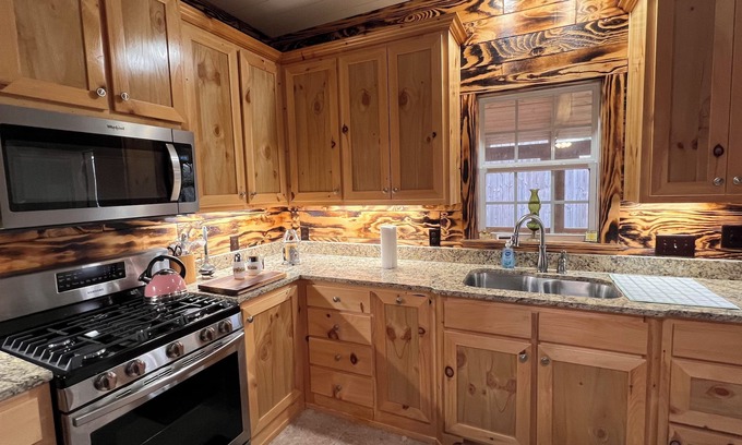 Onalaska Cabina | Gary's Getaway-2/1.5 cabin with covered boat parking and private boat ramp.