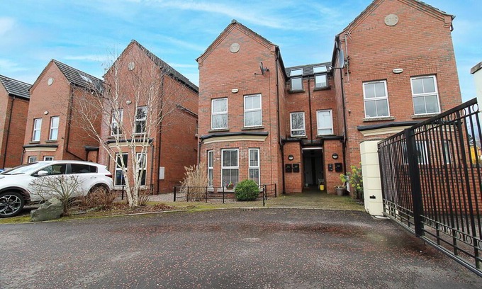Belfast Casa | Gated 4-Bed Home in South Belfast, Near Dining & Short Drive, Train or bus 2 CBD