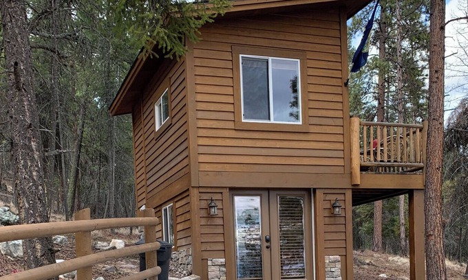Somers Cabaña | Gated Queen Bed Cottage, TV, Wifi, Kitchenette Views of Flathead Lake EV Charger