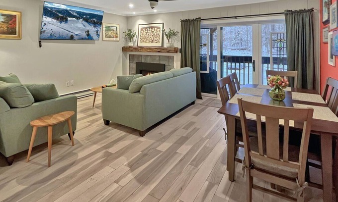 Mendon Condominio | Gateway Condominiums A10, a spacious 2-bedroom retreat in Mendon, Vermont, for up to 6 guests.