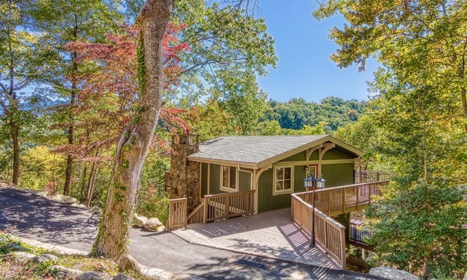 Chalet Village Casa | Gatlinburg Views A Unique Cabin Mountain Views Expansive Decks Adjacent To Gatlinburg & Ski Lodge cabin