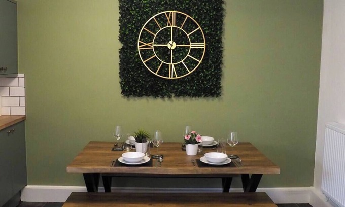 Neath Apartamento | 3 Double Rooms, 4 Bedrooms, Parking