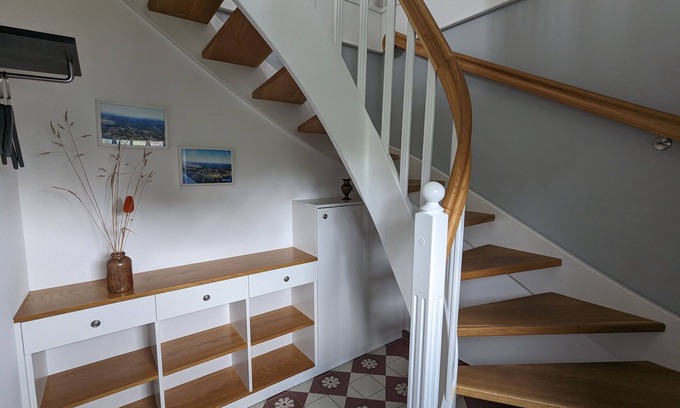 Born auf dem Darss Apartamento | Gemütliche Ferienwohnung mit Großem Balkon und Strandkorn