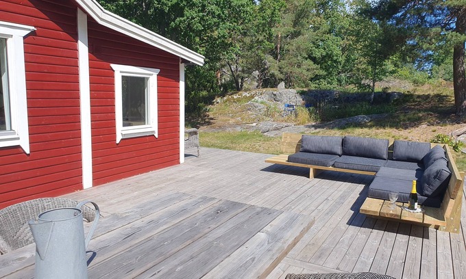 Djurhamn Cabina | Gemütliches Ferienhaus mit Kleinem Boot 200 m vom Meer Entfernt