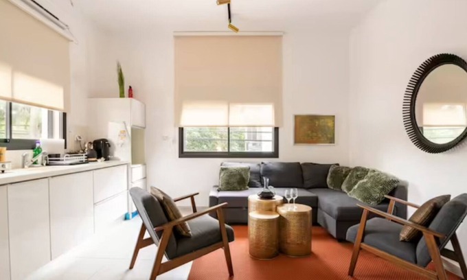 Haifa Apartamento | Gem of Haifa: Boutique Bliss on Hanassi Blvd in Carmel Center, Free Parking
