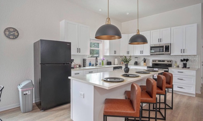 Nevada Street Cabaña | Generous 4br/3ba Charmer Near Glorius Downtown!
