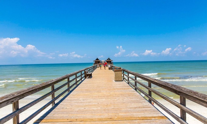 Naples Condominio | Genoa Vacation Rental: Stylish 2-BR Condo with Golf & Lake Views. Resort-Style Pool, Hot Tub, and Easy Access to Championship Golf. Minutes from Naples Beaches, 5th Avenue S, and Marco Island
