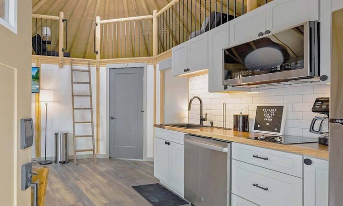 Canyon Lake Cabina | Gentry: Luxe Yurt-Cabin | Canyon Lake | Hot Tub