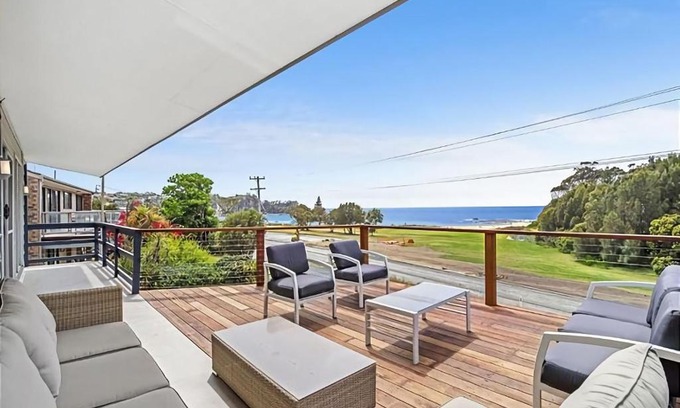 Malua Bay Casa | George Bass Drive 569 On The Beach Living managed by Batemans Bay Accom